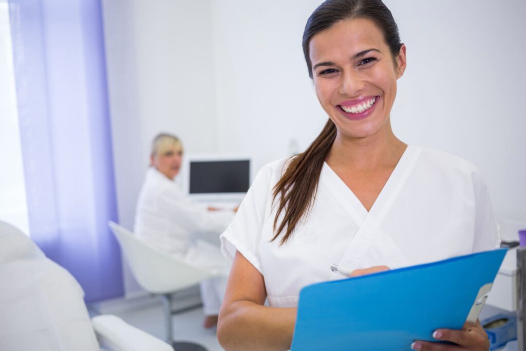 Comment trouver un cabinet dentaire pour son alternance ? Femme assistante dentaire souriante